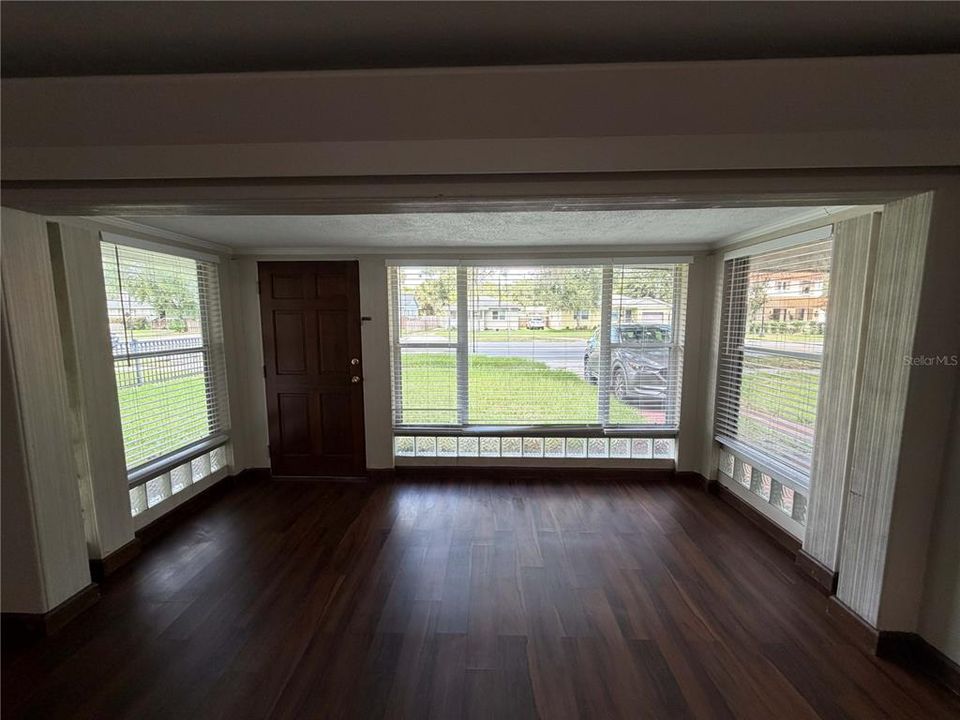 For Rent: $1,795 (2 beds, 1 baths, 972 Square Feet)