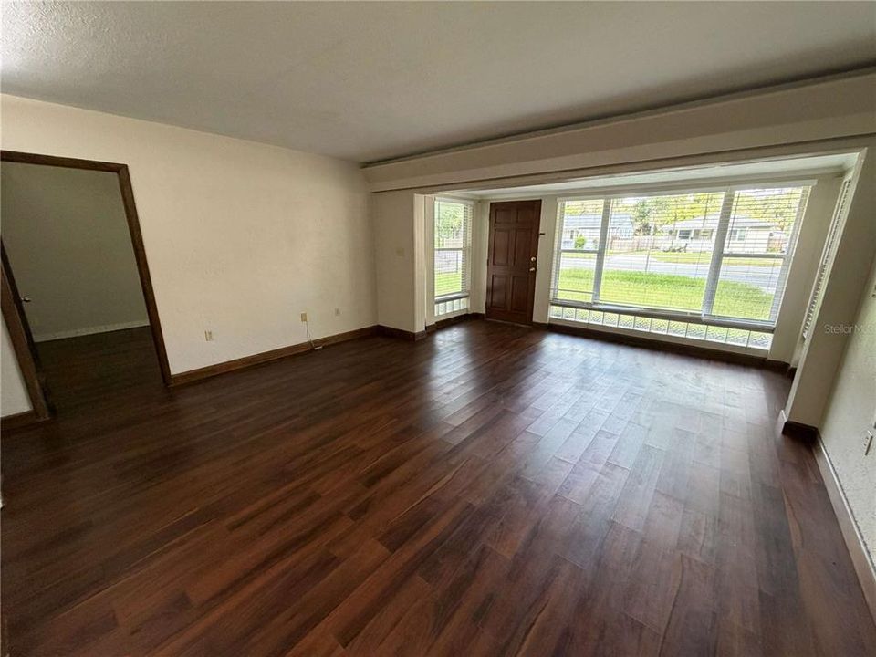 For Rent: $1,795 (2 beds, 1 baths, 972 Square Feet)
