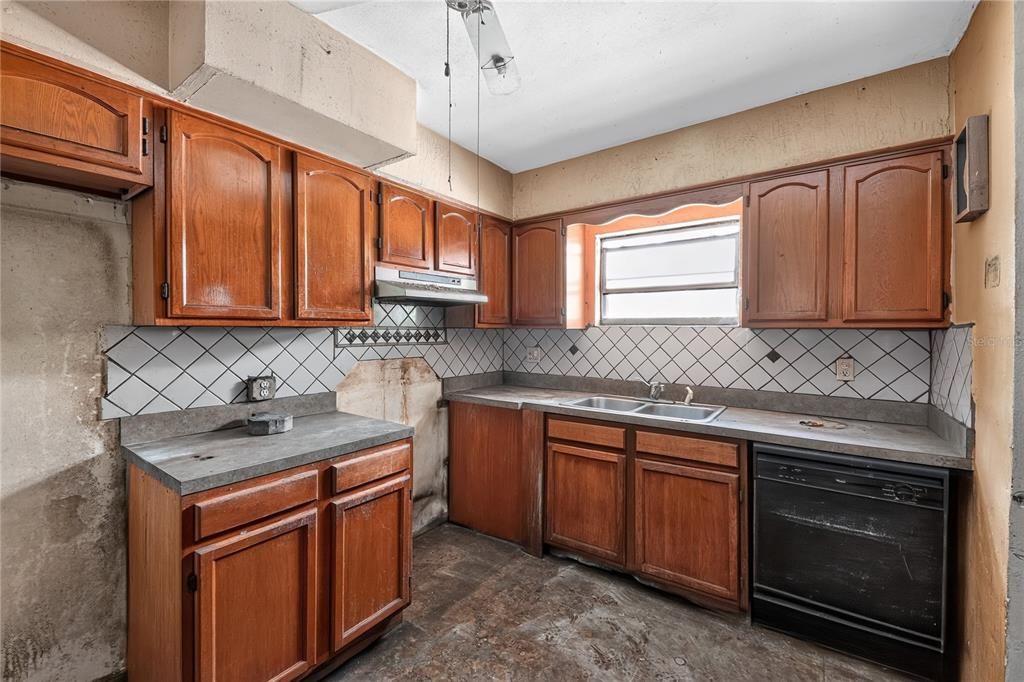 For Sale: $175,000 (2 beds, 2 baths, 1761 Square Feet)