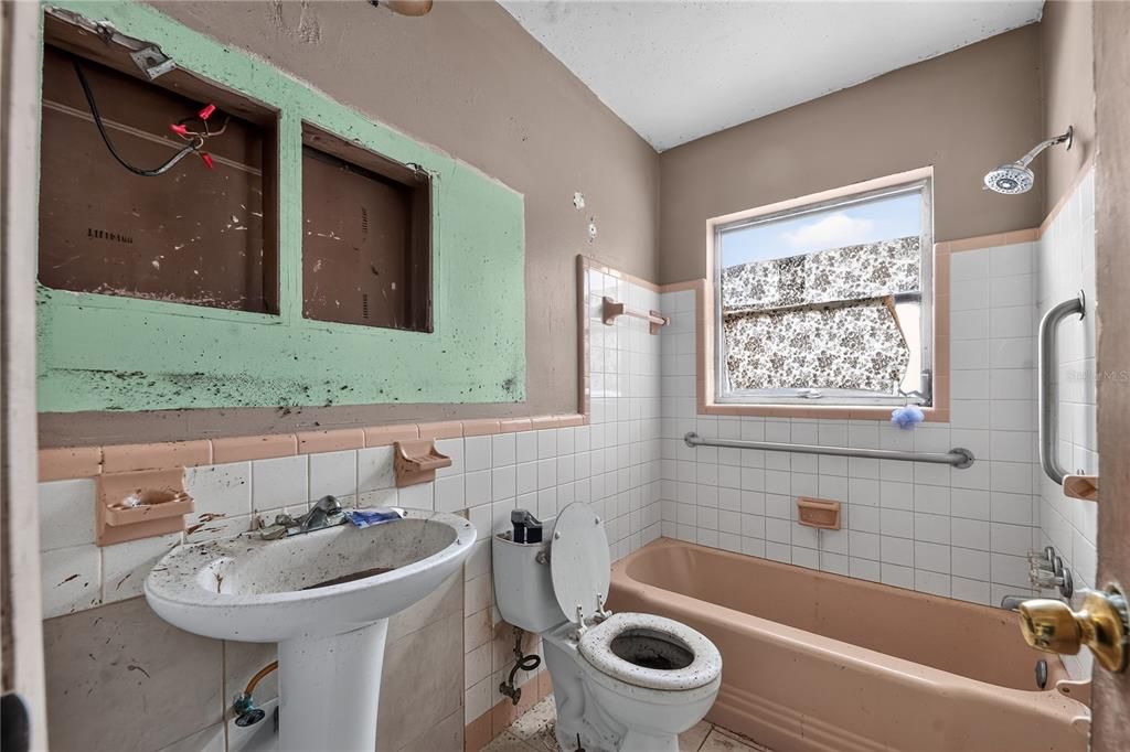 For Sale: $175,000 (2 beds, 2 baths, 1761 Square Feet)