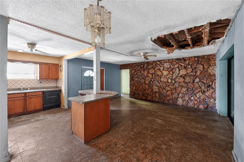For Sale: $175,000 (2 beds, 2 baths, 1761 Square Feet)