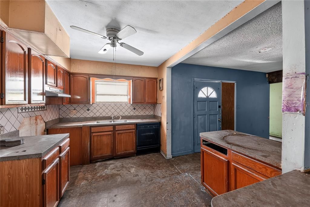 For Sale: $175,000 (2 beds, 2 baths, 1761 Square Feet)