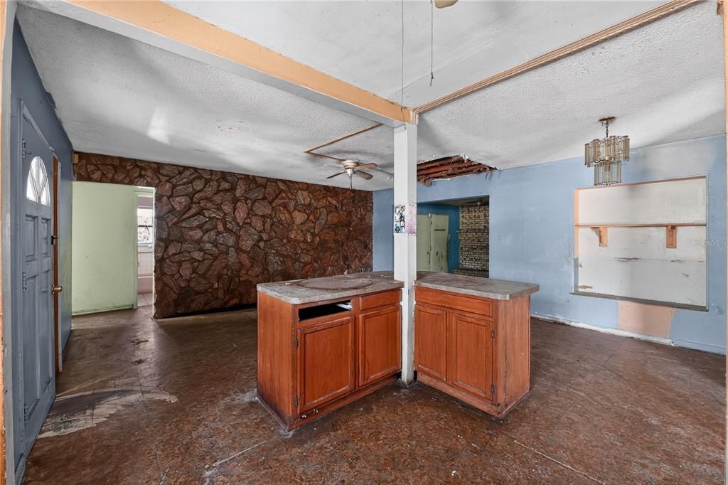 For Sale: $175,000 (2 beds, 2 baths, 1761 Square Feet)