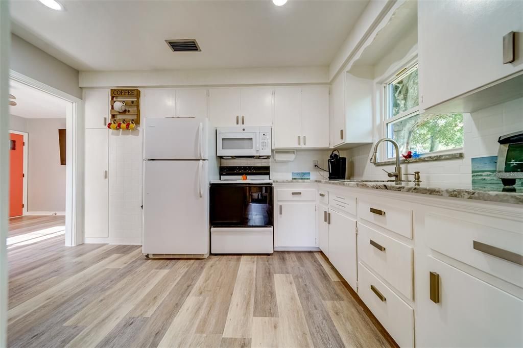 В аренду: $2,450 (2 спален, 2 ванн, 850 Квадратных фут)