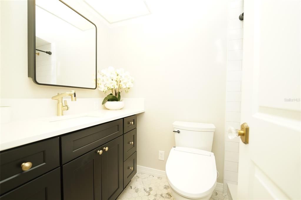 For Sale: $119,999 (1 beds, 1 baths, 790 Square Feet)