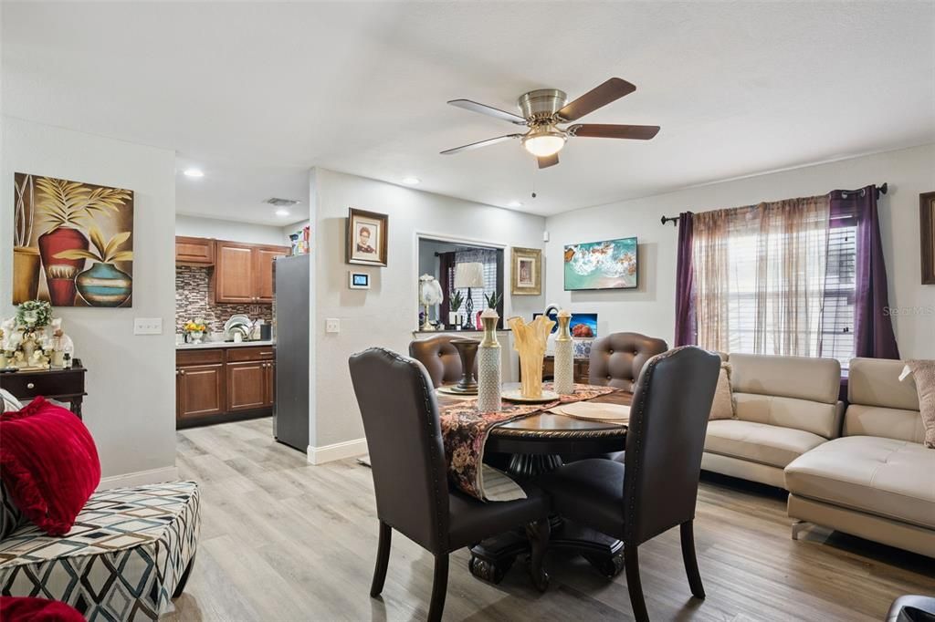 En Venta: $359,900 (5 camas, 3 baños, 2470 Pies cuadrados)