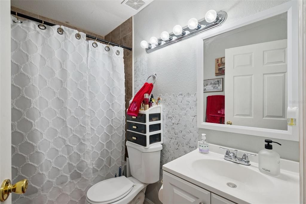 En Venta: $359,900 (5 camas, 3 baños, 2470 Pies cuadrados)