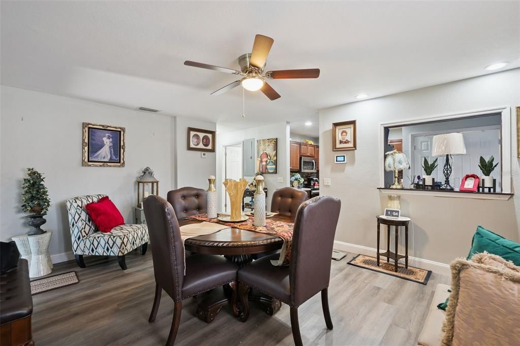 En Venta: $359,900 (5 camas, 3 baños, 2470 Pies cuadrados)