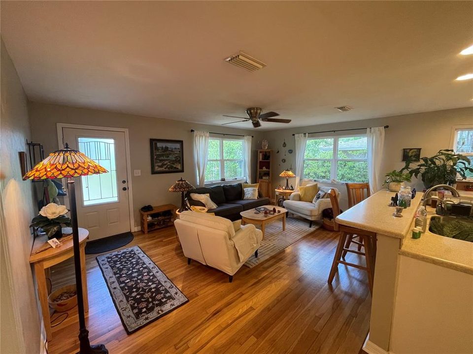 For Rent: $2,300 (3 beds, 1 baths, 1446 Square Feet)