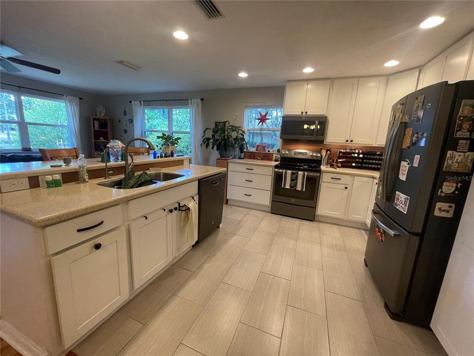 For Rent: $2,300 (3 beds, 1 baths, 1446 Square Feet)
