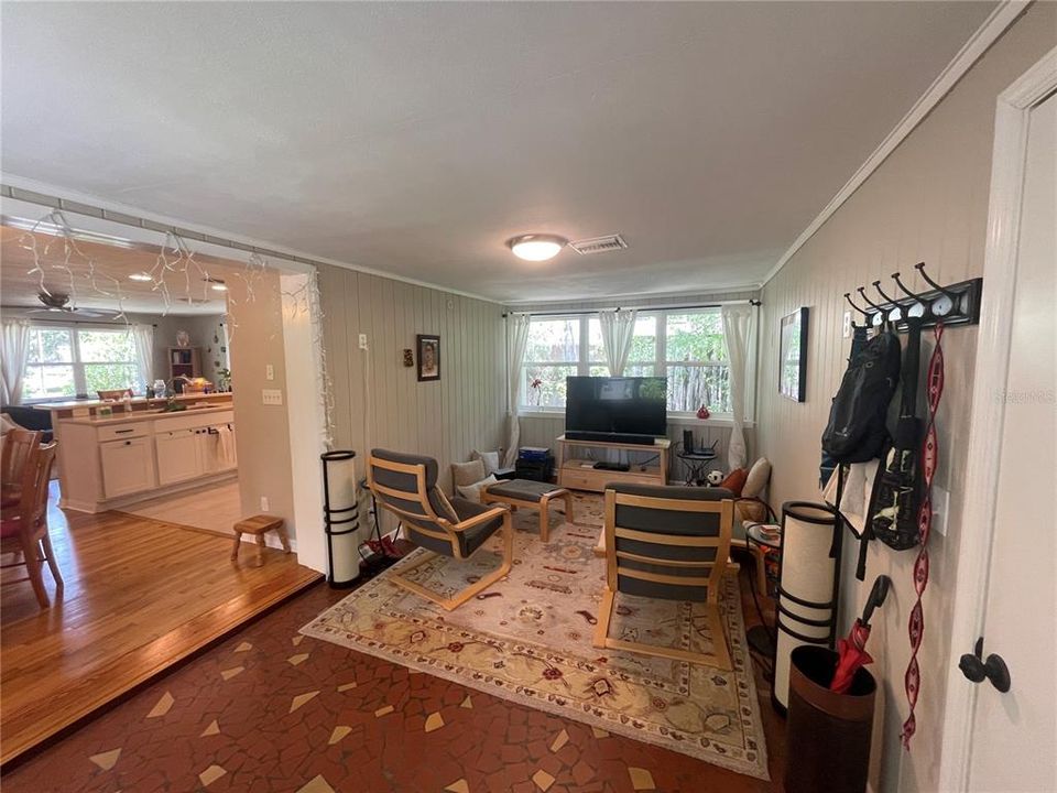 For Rent: $2,300 (3 beds, 1 baths, 1446 Square Feet)