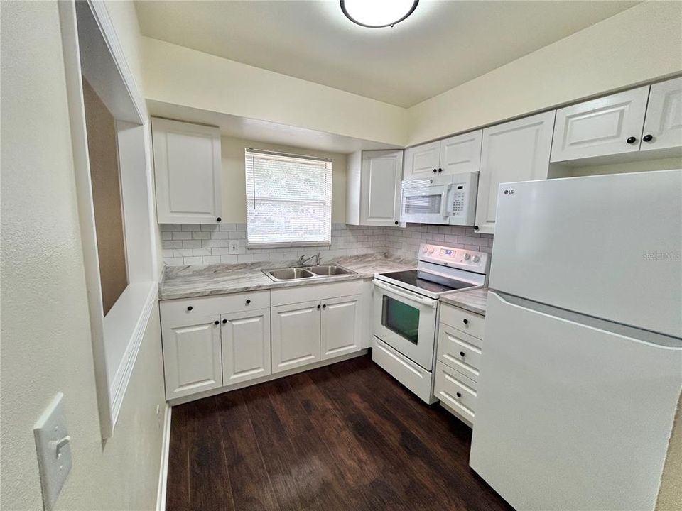For Sale: $150,000 (2 beds, 1 baths, 975 Square Feet)