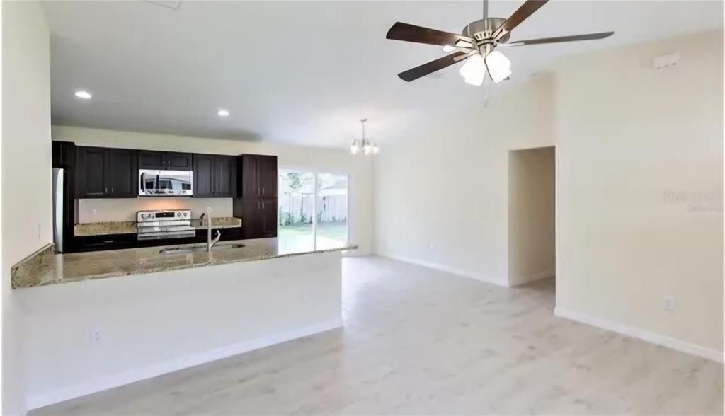 En Venta: $250,000 (3 camas, 2 baños, 1215 Pies cuadrados)