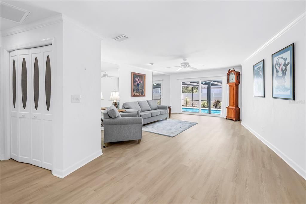 En Venta: $690,000 (4 camas, 2 baños, 2860 Pies cuadrados)