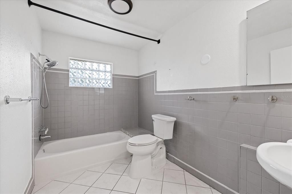 For Sale: $280,000 (2 beds, 1 baths, 1376 Square Feet)