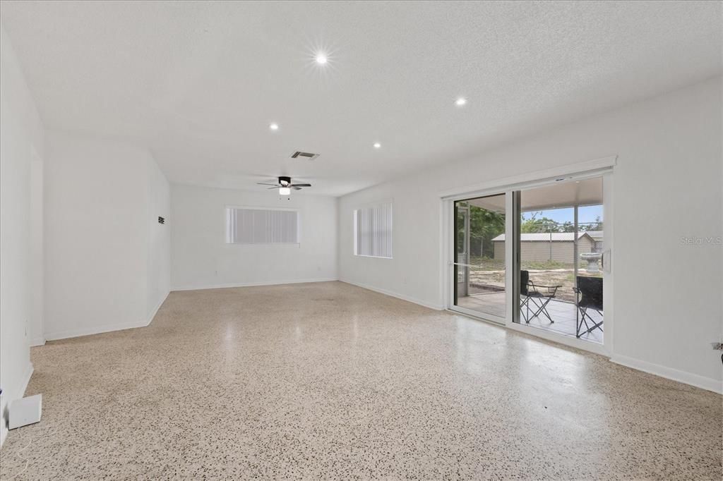 For Sale: $280,000 (2 beds, 1 baths, 1376 Square Feet)