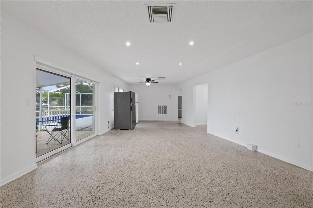 For Sale: $280,000 (2 beds, 1 baths, 1376 Square Feet)