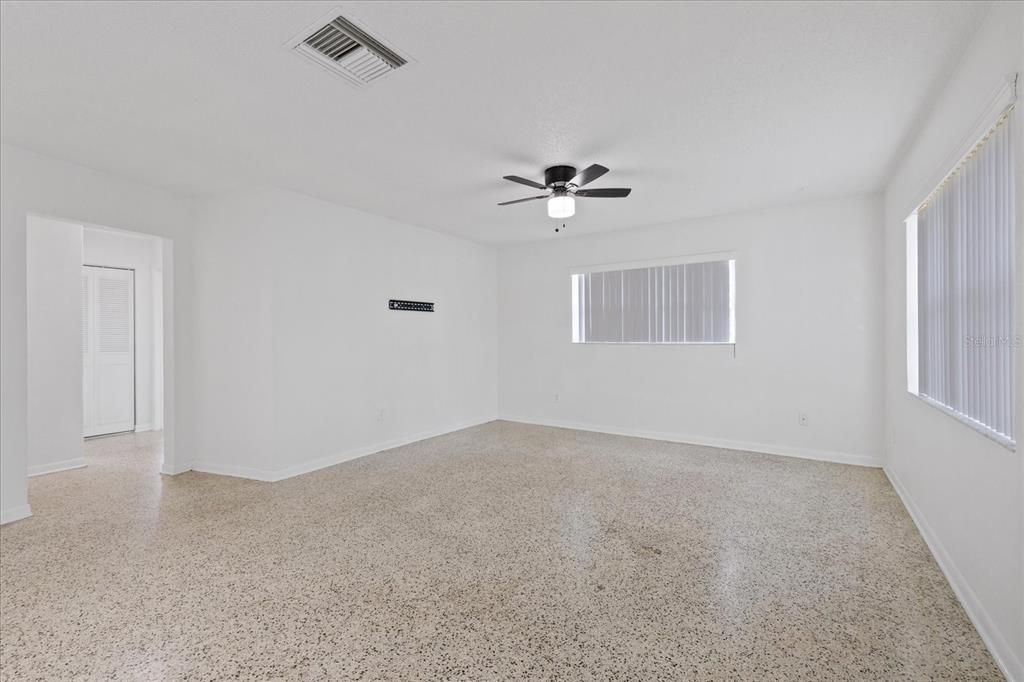 For Sale: $280,000 (2 beds, 1 baths, 1376 Square Feet)