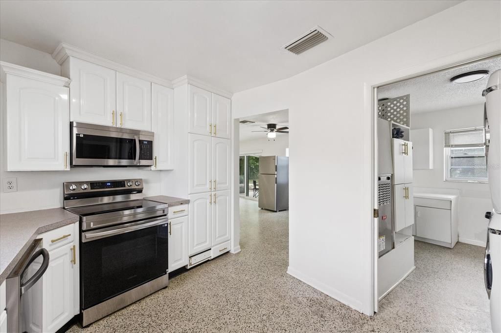 For Sale: $280,000 (2 beds, 1 baths, 1376 Square Feet)