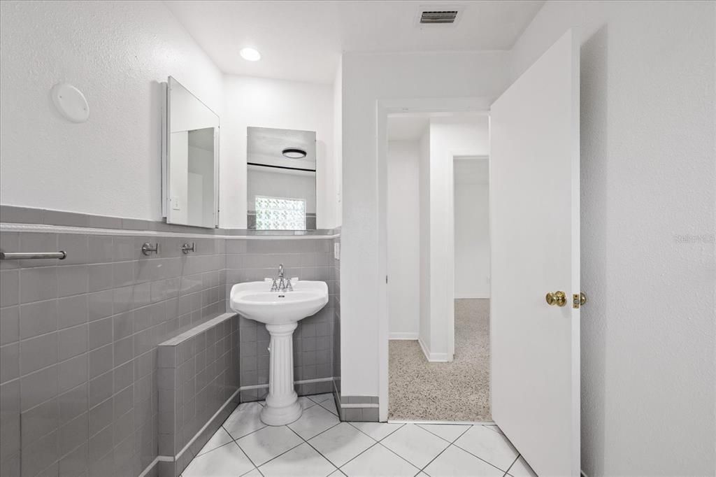 For Sale: $280,000 (2 beds, 1 baths, 1376 Square Feet)