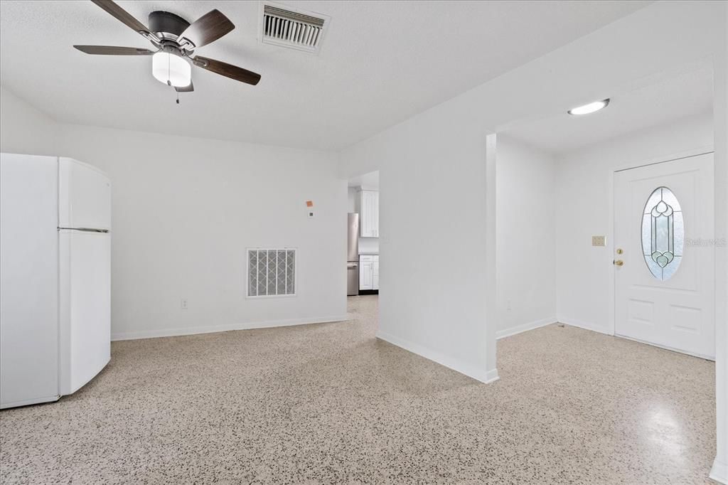 For Sale: $280,000 (2 beds, 1 baths, 1376 Square Feet)