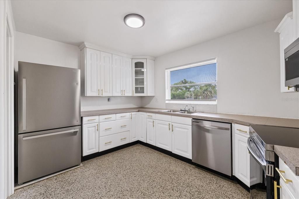 For Sale: $280,000 (2 beds, 1 baths, 1376 Square Feet)