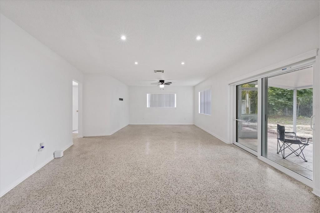 For Sale: $280,000 (2 beds, 1 baths, 1376 Square Feet)