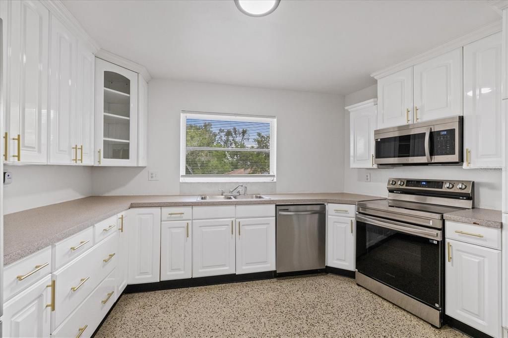 For Sale: $280,000 (2 beds, 1 baths, 1376 Square Feet)
