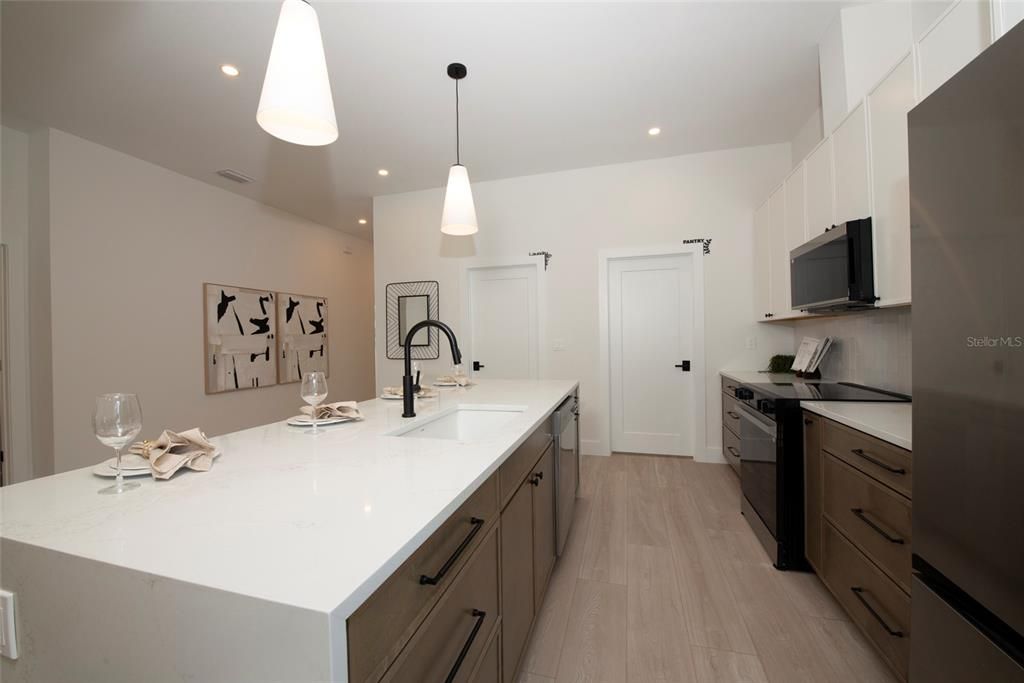 En Venta: $787,500 (4 camas, 2 baños, 1975 Pies cuadrados)