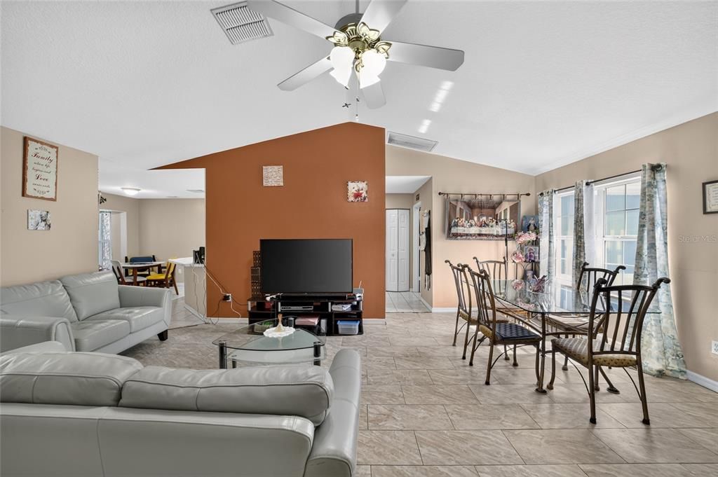 На продажу: $310,000 (3 спален, 2 ванн, 1723 Квадратных фут)