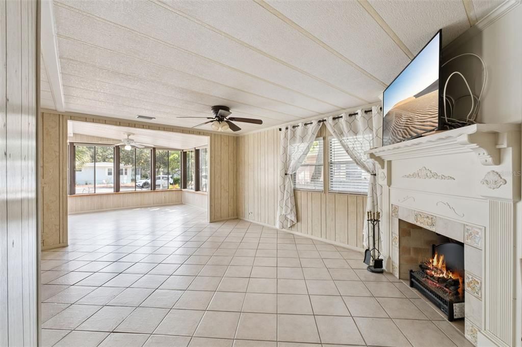 For Sale: $220,000 (2 beds, 2 baths, 1162 Square Feet)