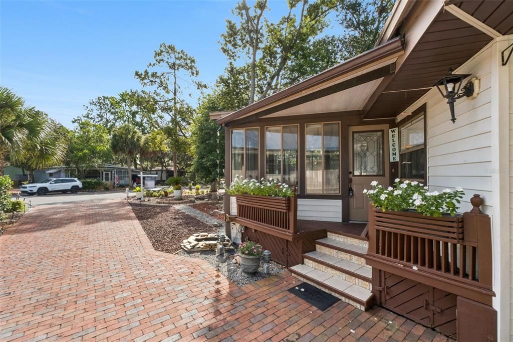 For Sale: $220,000 (2 beds, 2 baths, 1162 Square Feet)