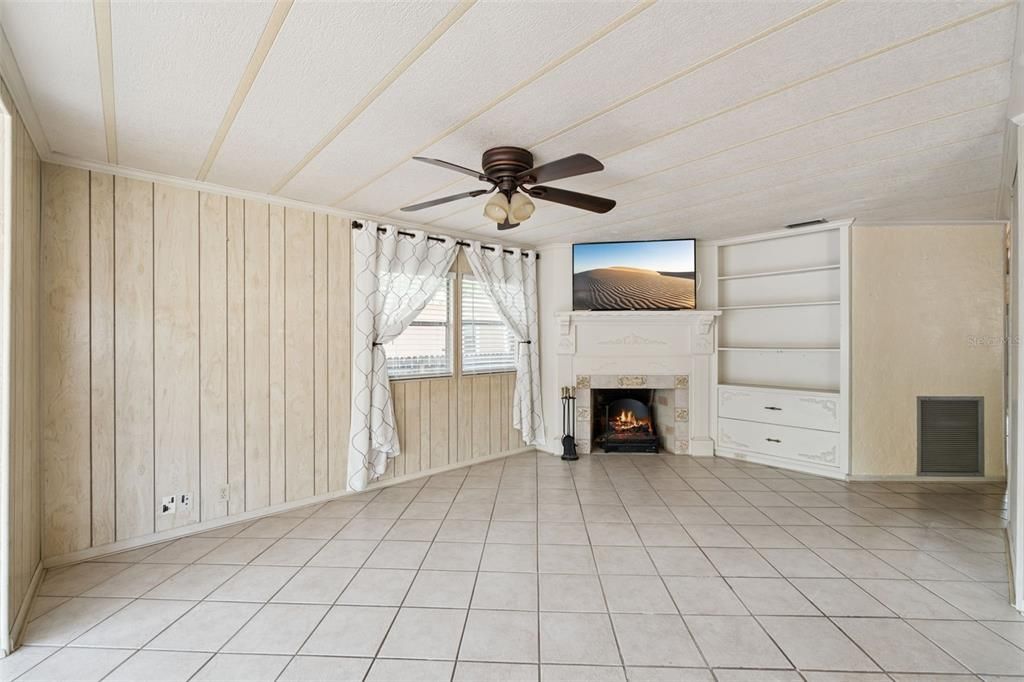 For Sale: $220,000 (2 beds, 2 baths, 1162 Square Feet)