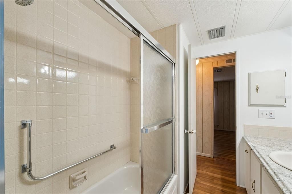 For Sale: $220,000 (2 beds, 2 baths, 1162 Square Feet)