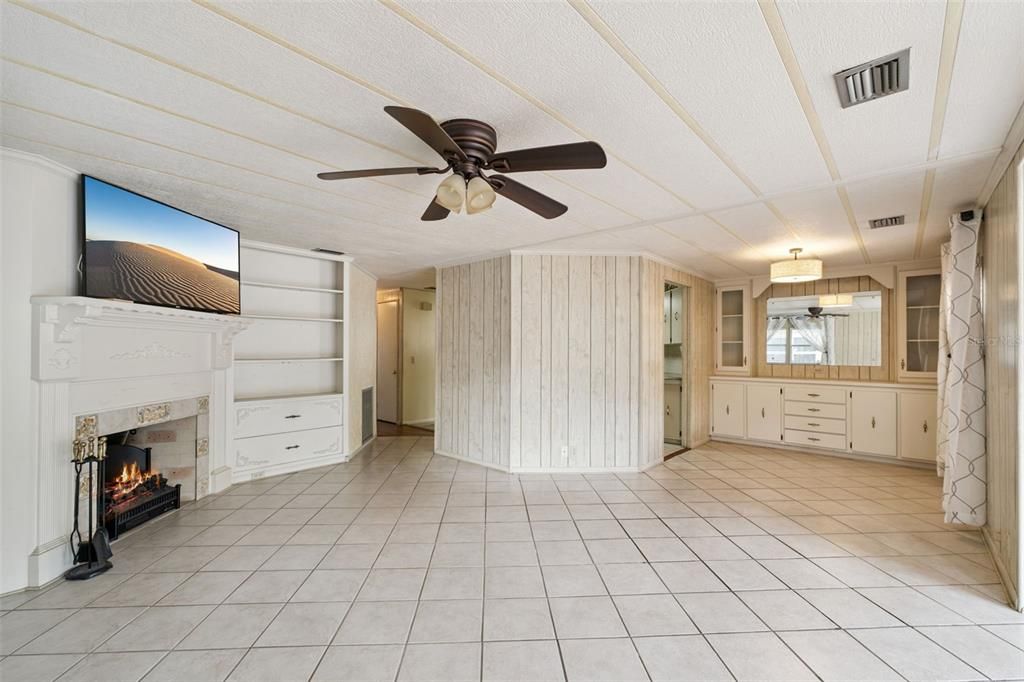 For Sale: $220,000 (2 beds, 2 baths, 1162 Square Feet)