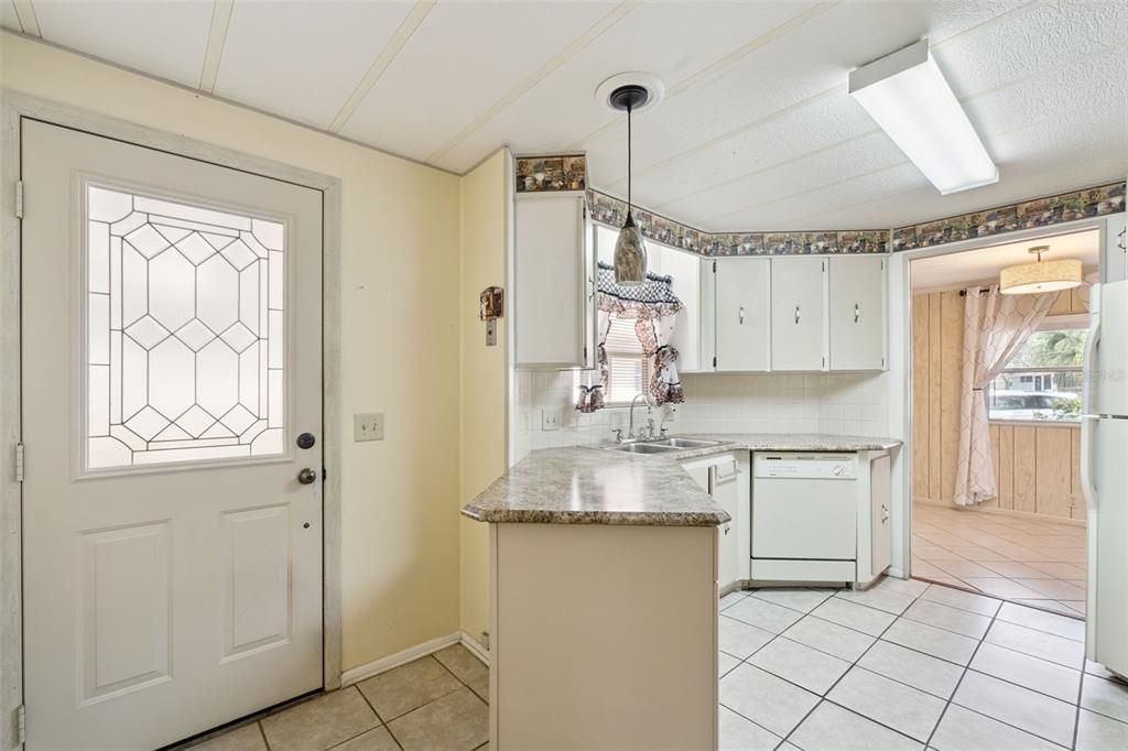 For Sale: $220,000 (2 beds, 2 baths, 1162 Square Feet)