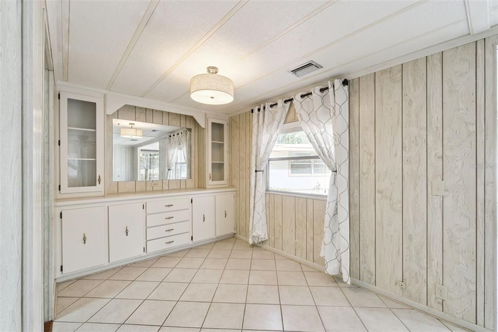 For Sale: $220,000 (2 beds, 2 baths, 1162 Square Feet)