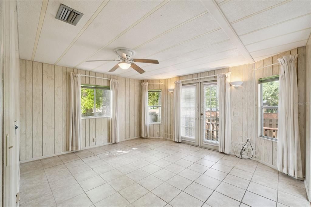 For Sale: $220,000 (2 beds, 2 baths, 1162 Square Feet)