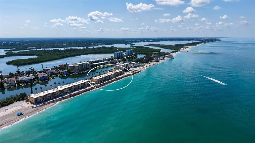 For Sale: $799,000 (1 beds, 1 baths, 871 Square Feet)