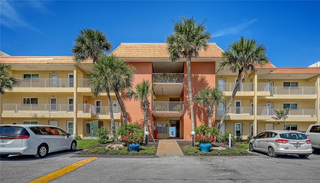 For Sale: $799,000 (1 beds, 1 baths, 871 Square Feet)