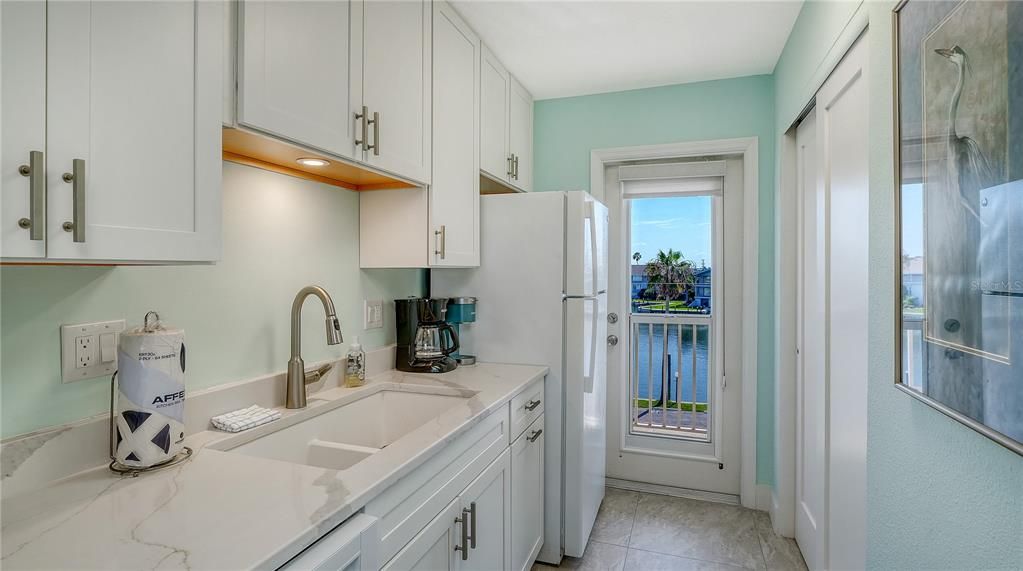 For Sale: $799,000 (1 beds, 1 baths, 871 Square Feet)