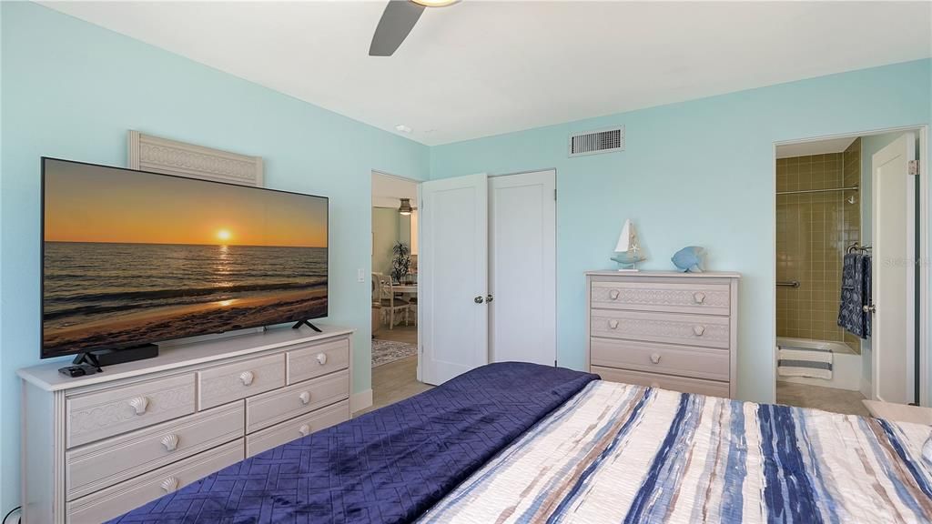 For Sale: $799,000 (1 beds, 1 baths, 871 Square Feet)