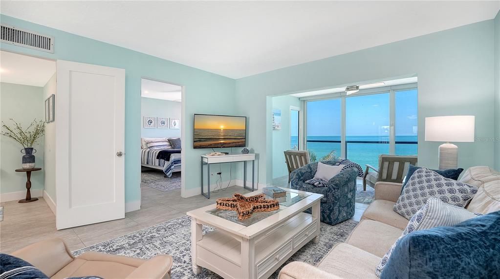 For Sale: $799,000 (1 beds, 1 baths, 871 Square Feet)