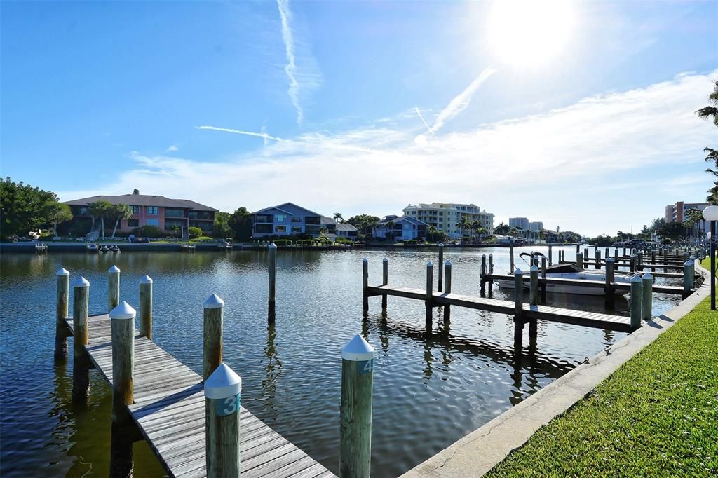 For Sale: $799,000 (1 beds, 1 baths, 871 Square Feet)