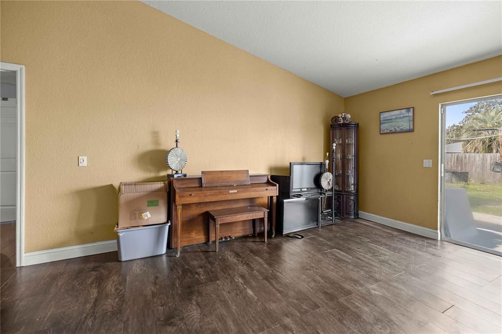 En Venta: $275,000 (4 camas, 2 baños, 1801 Pies cuadrados)