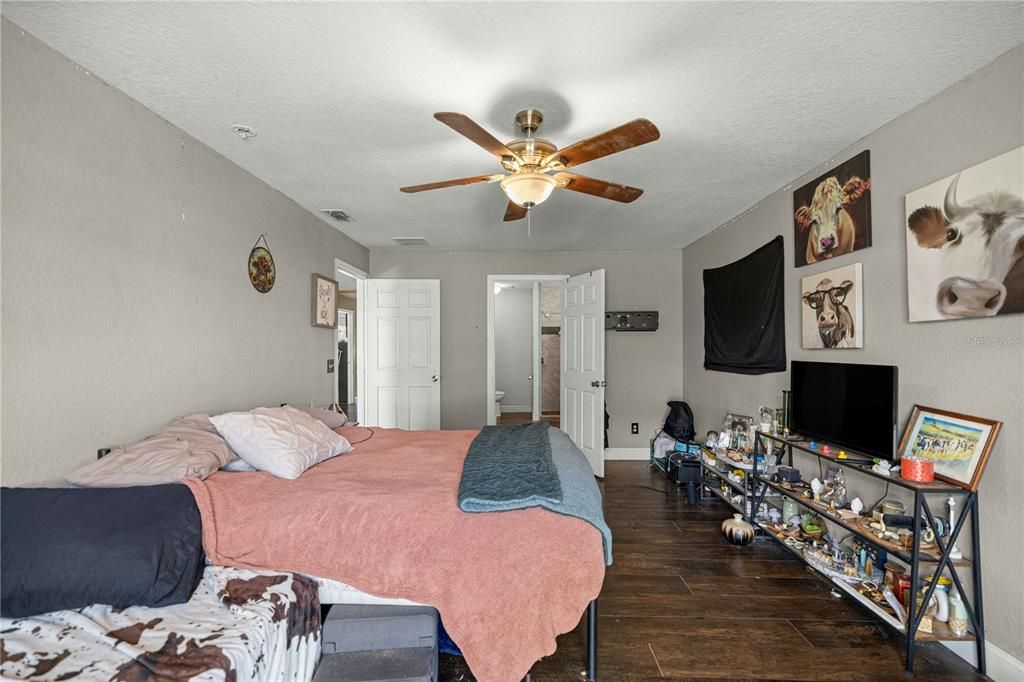 En Venta: $275,000 (4 camas, 2 baños, 1801 Pies cuadrados)