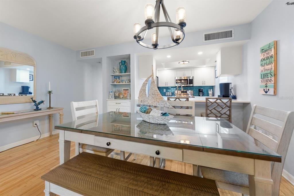 For Sale: $650,000 (2 beds, 2 baths, 1162 Square Feet)