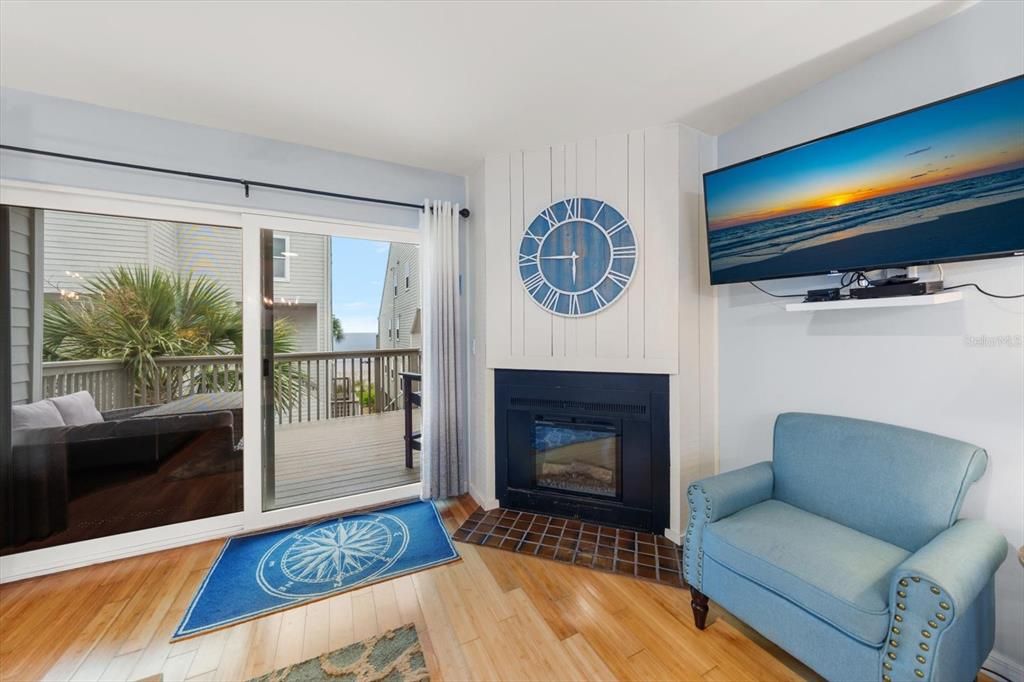 For Sale: $650,000 (2 beds, 2 baths, 1162 Square Feet)