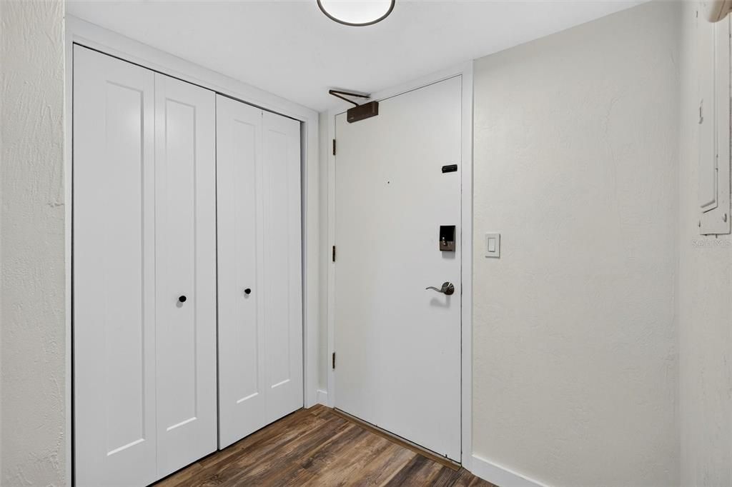 For Sale: $299,000 (1 beds, 1 baths, 767 Square Feet)