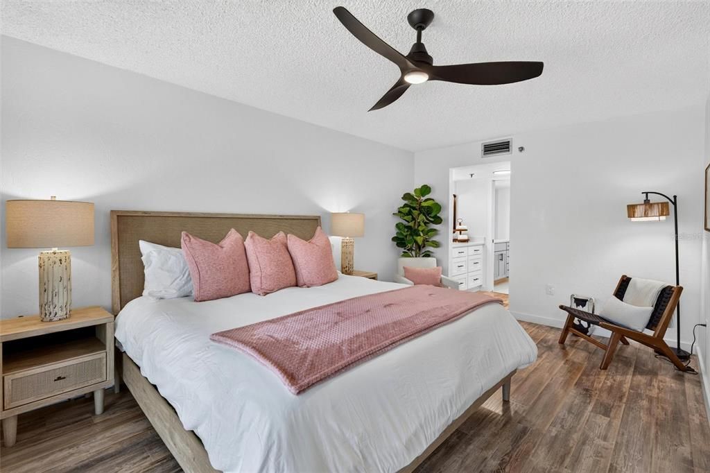 For Sale: $299,000 (1 beds, 1 baths, 767 Square Feet)